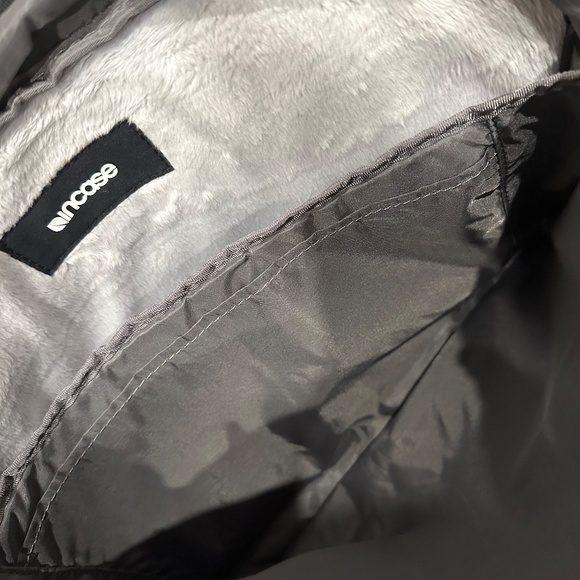 INCASE LAPTOP COMPUTER CROSSBODY BAG CASE WITH CARRYING STRAP - Picture 3 of 5